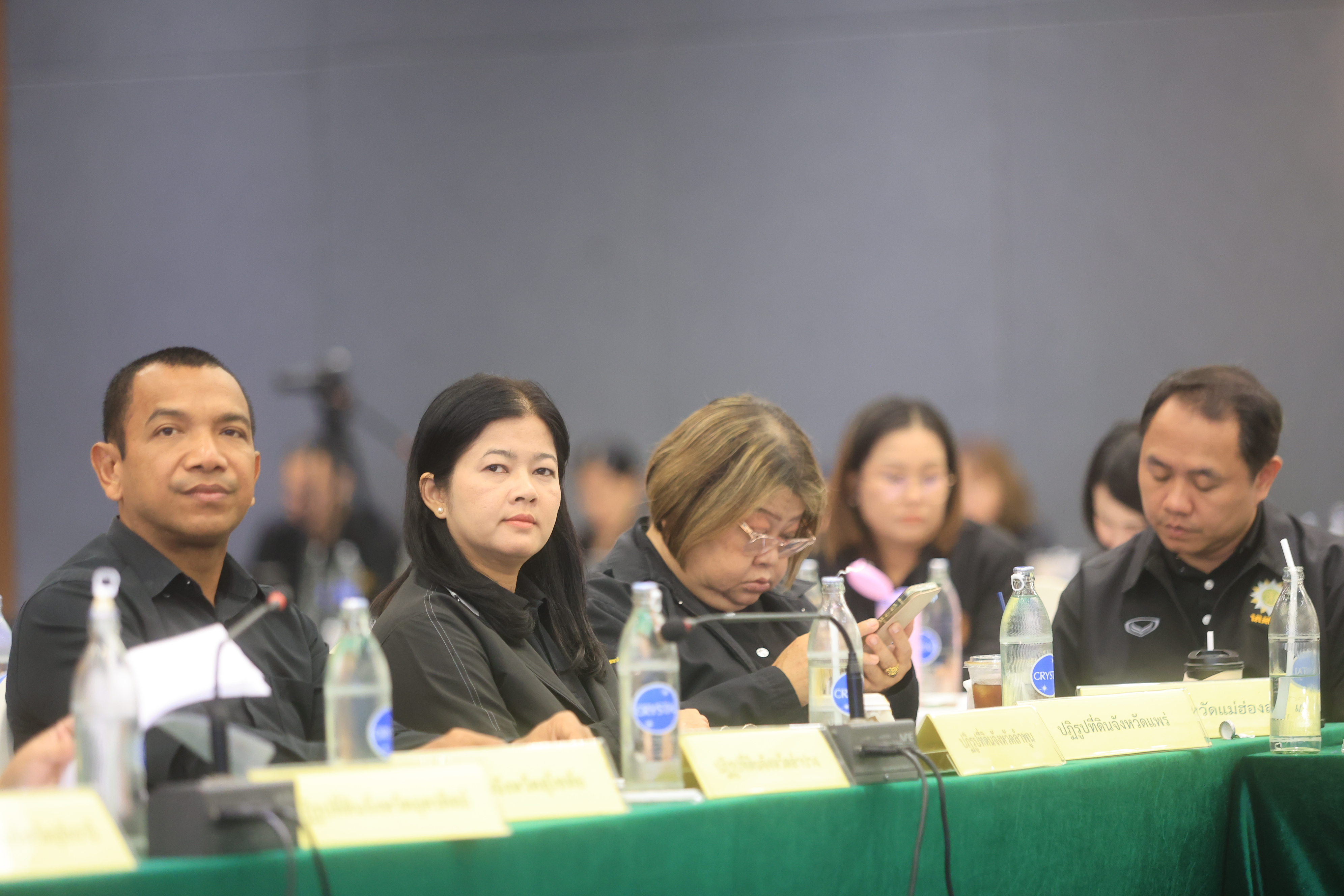 title - เลขาฯ ส.ป.ก. ประชุมเข้ม! 